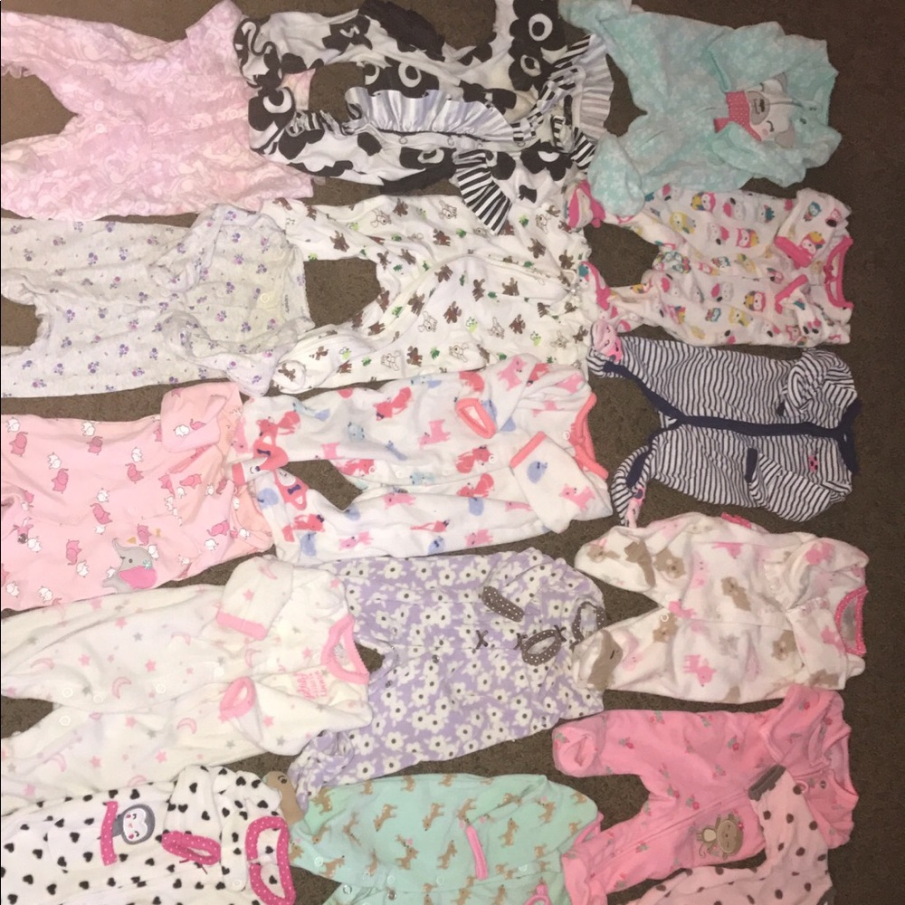 18 newborn pajamas in great condition